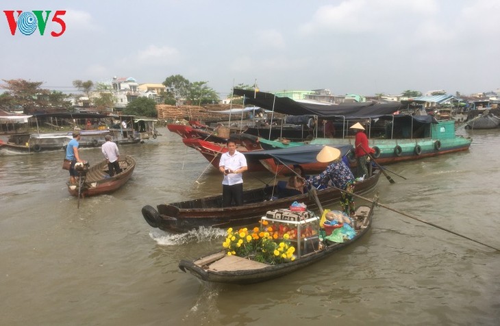 Le marché flottant de Cai Rang s’anime à l’occasion du Têt - ảnh 1