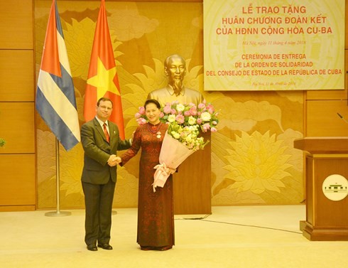 Nguyên Thi Kim Ngân décorée de l’Ordre de Solidarité de l’Etat cubain - ảnh 1