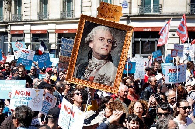 Des milliers de manifestants à Paris pour faire la “fête à Macron”  - ảnh 1