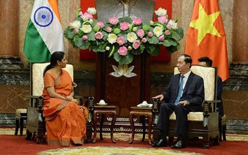 Le président vietnamien reçoit la ministre indienne de la Défense - ảnh 1