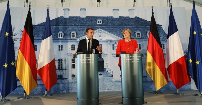 Zone euro et migrants: Macron et Merkel affichent leur unité - ảnh 1