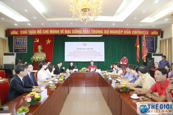 La Chine octroie près de 4 milliards de dongs aux sinistrés des crues vietnamiens - ảnh 1