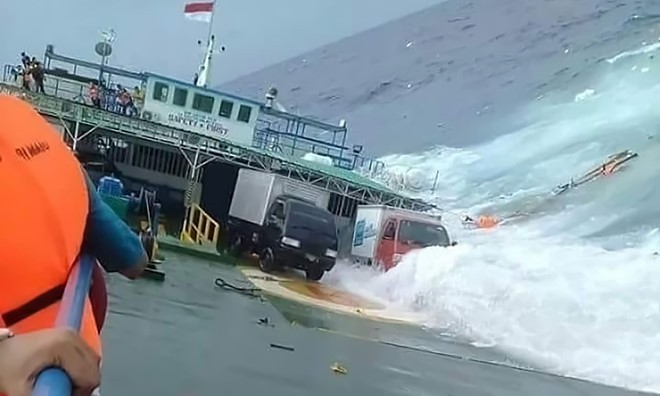 Naufrage d'un ferry en Indonésie: le bilan monte à 29 morts - ảnh 1