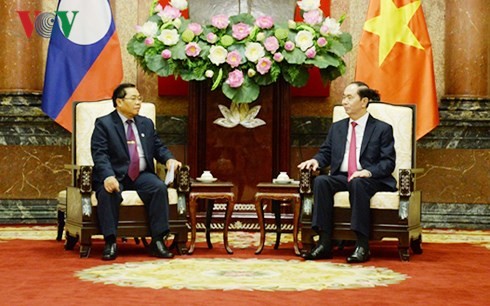 Le vice-président de l’Assemblée nationale laotienne reçu par Trân Dai Quang et Nguyên Xuân Phuc  - ảnh 1