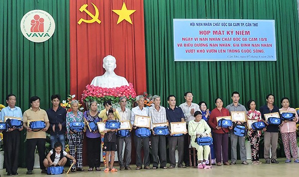 Cadeaux aux victimes de l’agent orange - ảnh 1