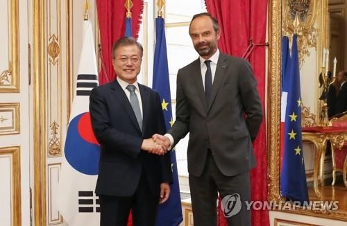 Moon Jae-in et Edouard Philippe veulent accroître les échanges bilatéraux - ảnh 1