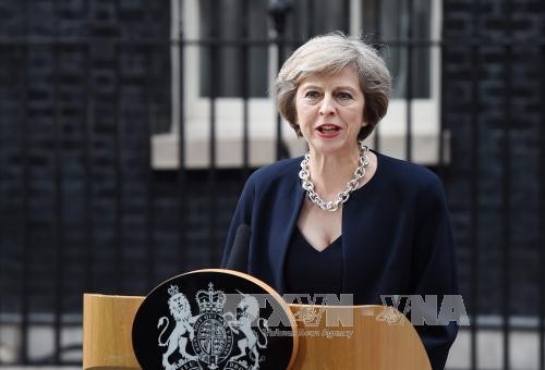 Menacée par un vote de défiance, Theresa May retourne à Bruxelles négocier le Brexit - ảnh 1