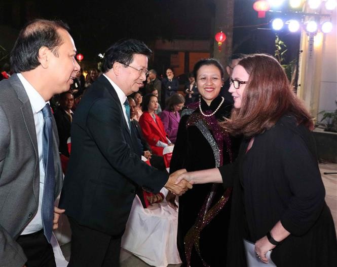 Trinh Dinh Dung rencontre les représentants du corps diplomatique  - ảnh 1