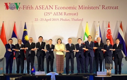 La 25e conférence restreinte des ministres de l’Économie de l’ASEAN à Phuket - ảnh 1