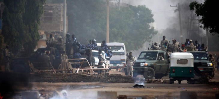 Soudan: La violente dispersion du sit-in fait 30 morts à Khartoum, condamnations internationales  - ảnh 1