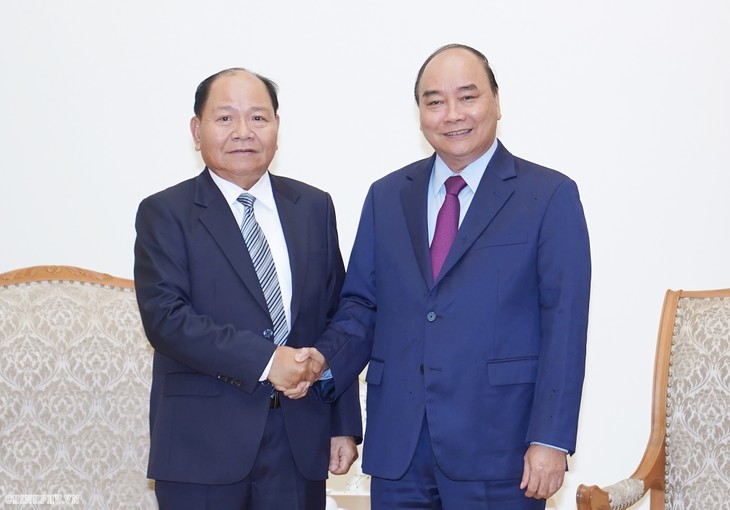Le Premier ministre vietnamien reçoit le ministre laotien des Affaires intérieures - ảnh 1
