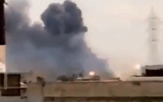 Irak : 1 mort et 29 blessés dans une énorme explosion sur une base militaire du sud de Bagdad - ảnh 1