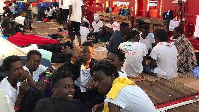 Méditerranée: 356 migrants à bord de l’Ocean Viking après un nouveau sauvetage - ảnh 1