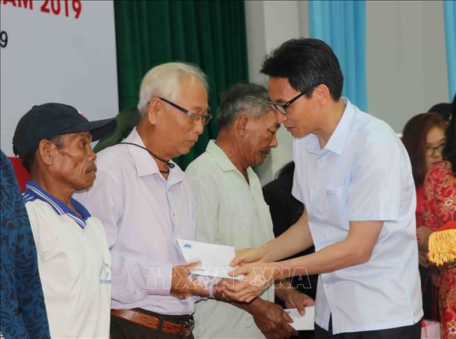 Vu Duc Dam offre des cadeaux à des victimes de l’agent orange de Phu Yên - ảnh 1