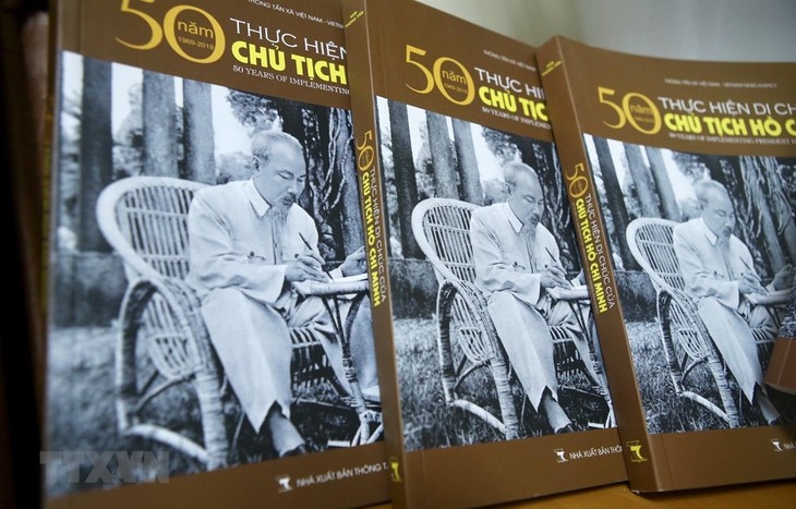 Un livre photo sur les 50 ans de mise en œuvre du Testament du Président Hô Chi Minh - ảnh 1