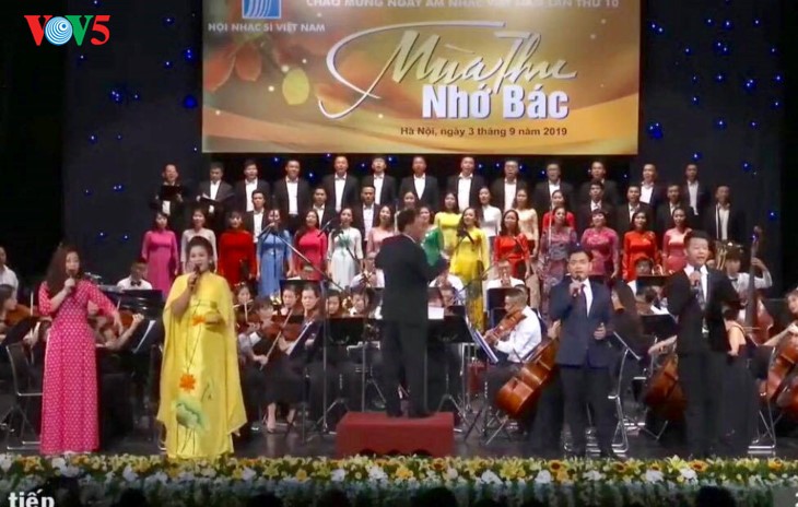 Concert en l’honneur de Hô Chi Minh et de la Journée de la Musique nationale - ảnh 1