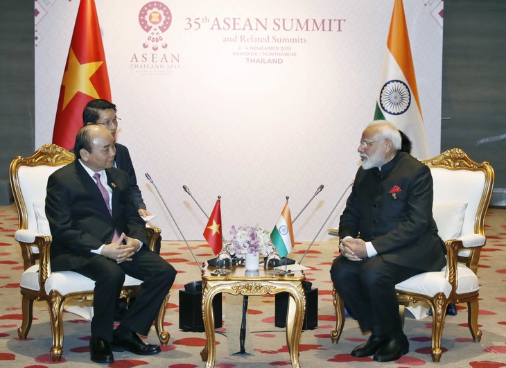 35e sommet de l’ASEAN: Nguyên Xuân Phuc rencontre son homologue indien - ảnh 1