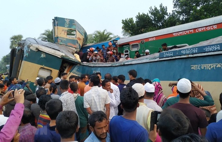 Bangladesh : au moins 16 morts dans une collision de trains - ảnh 1