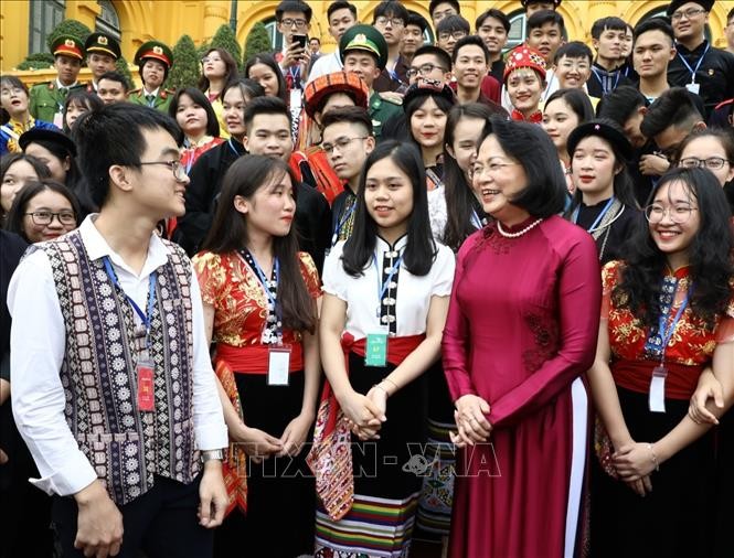 Dang Thi Ngoc Thinh reçoit des jeunes exemplaires issus d’ethnies minoritaires - ảnh 1