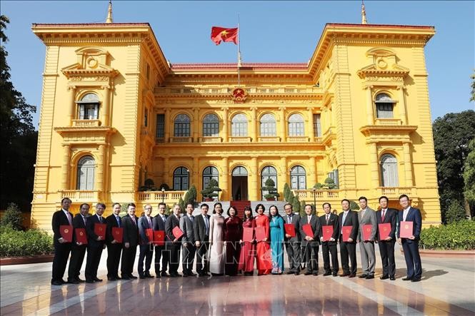 Dang Thi Ngoc Thinh remet leurs lettres de nomination aux nouveaux ambassadeurs vietnamiens - ảnh 1