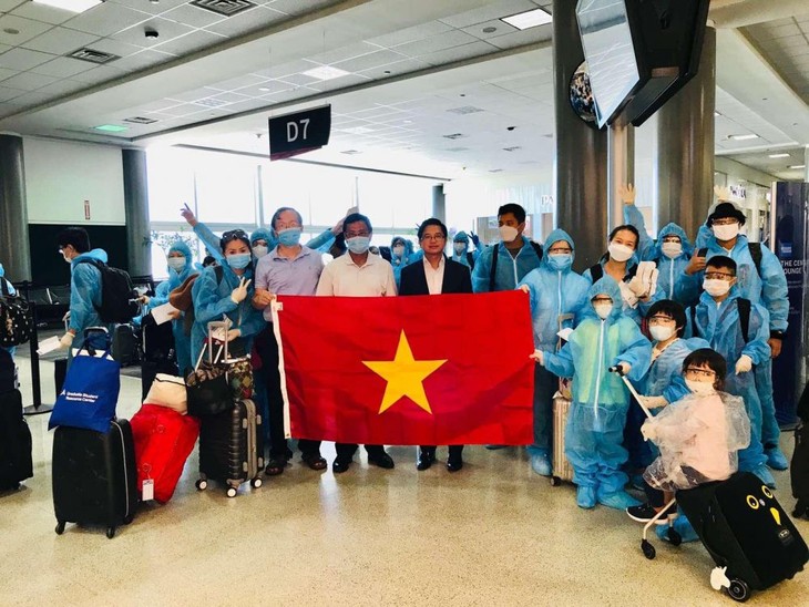 Covid-19: 350 citoyens vietnamiens rapatriés des États-Unis - ảnh 1