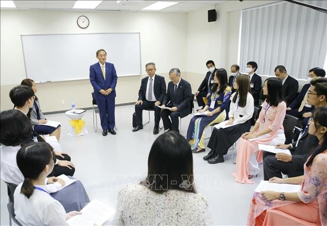 Le Premier ministre japonais rencontre des étudiants de l’Université Vietnam-Japon - ảnh 1