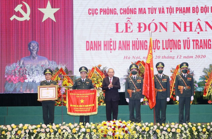 Le département de Lutte anti-drogue et anti-criminalité décoré du titre de héros des forces armées - ảnh 1