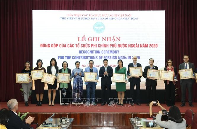 L'Union des organisations d’amitié du Vietnam décore 50 ONG étrangères - ảnh 1