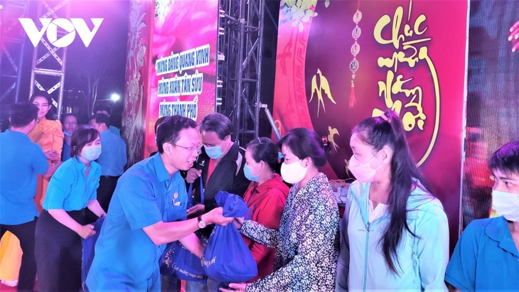 Têt : la fédération du travail de Hô Chi Minh-ville vient en aide aux salariés - ảnh 1