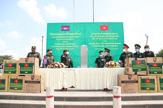Covid-19: les garde-frontières vietnamiens remettent des équipements sanitaires au Laos et au Cambodge - ảnh 1
