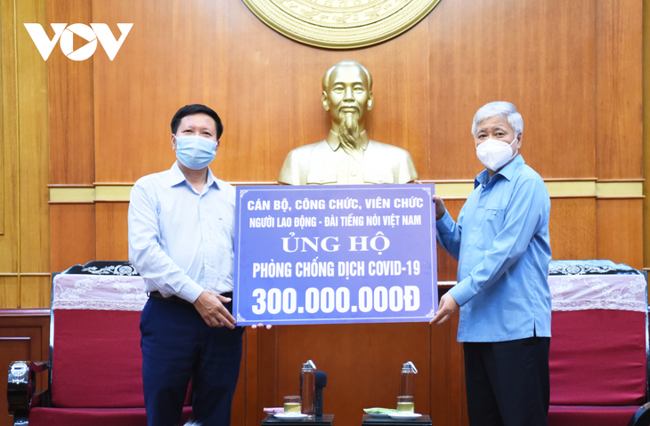 VOV fait un don de 300 millions de dôngs au Front de la Patrie du Vietnam - ảnh 1