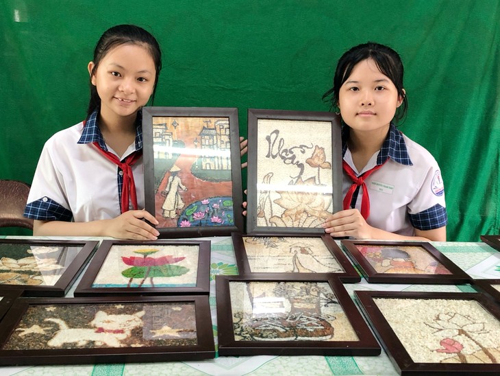 Cân Tho: des collégiens proposent de faire de l’art avec du riz et des matériaux recyclés - ảnh 1