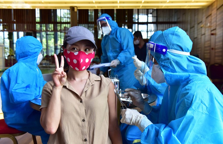 Covid-19: des étrangers résidant à Hô Chi Minh-ville vaccinés - ảnh 1