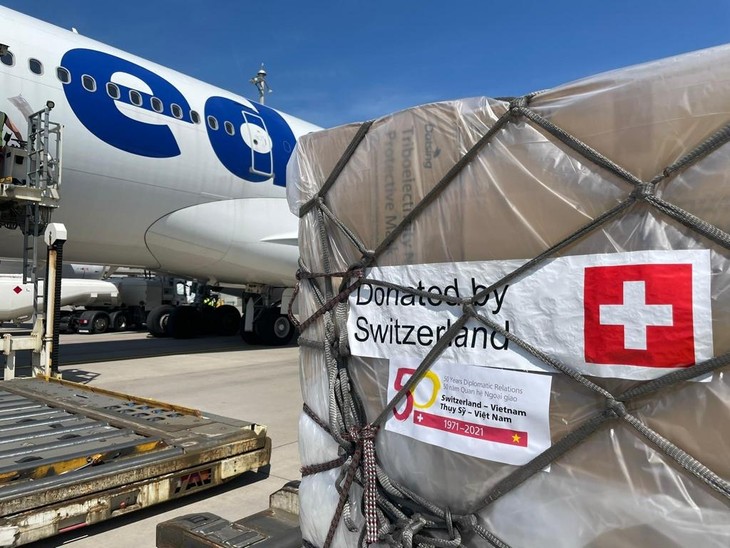 Covid-19: la Suisse envoie 13 tonnes d'aide médicale au Vietnam - ảnh 1