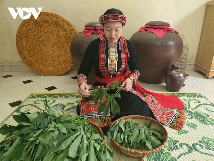 Les feuilles de manioc fermentées, une spécialité culinaire des Dao rouges - ảnh 1
