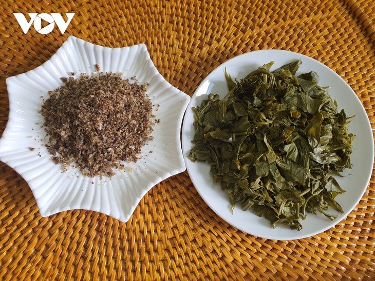 Les feuilles de manioc fermentées, une spécialité culinaire des Dao rouges - ảnh 3