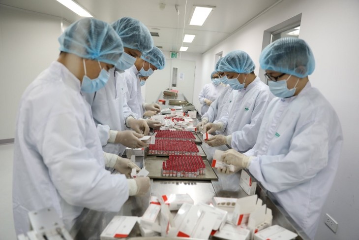 Covid-19: le Vietnam produit avec succès un premier lot de vaccins Spoutnik V - ảnh 1
