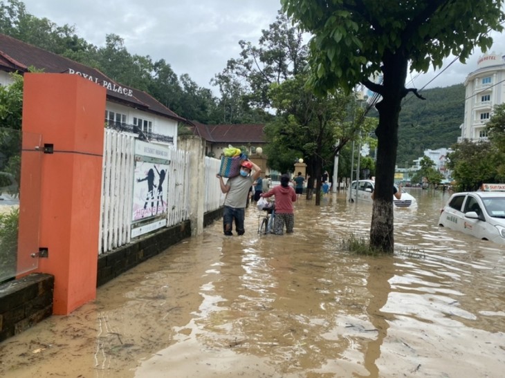 Les autorités de Binh Dinh évacuent les sinistrés des glissements de terrain - ảnh 1