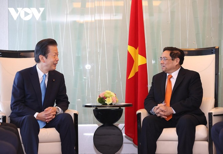Le Premier ministre Pham Minh Chinh reçoit les dirigeants des grands partis politiques japonais - ảnh 1
