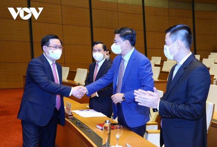 Vuong Dinh Huê rencontre des diplomates vietnamiens en mission à l’étranger - ảnh 1