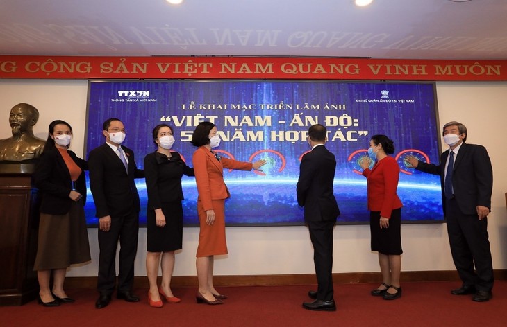 Exposition de photographie: les 50 ans de la coopération Vietnam-Inde - ảnh 1