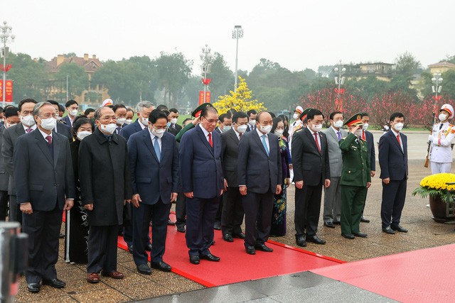 Des dirigeants du Parti et de l’État rendent hommage au Président Hô Chi Minh en son mausolée - ảnh 1