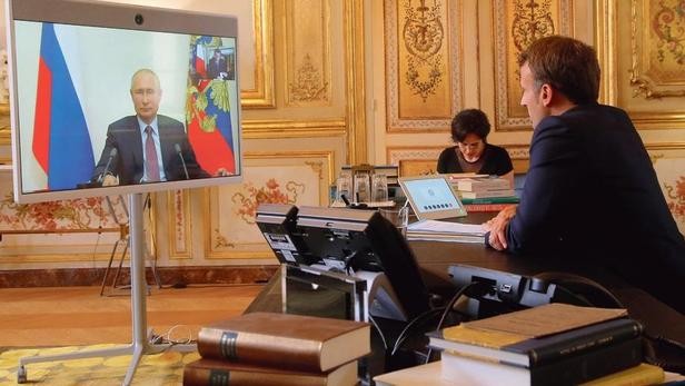Ukraine: Emmanuel Macron et Vladimir Poutine d’accord sur la nécessité d’une désescalade - ảnh 1