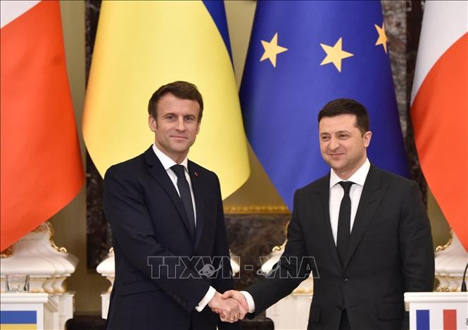 Crise en Ukraine: Emmanuel Macron assure la possibilité de faire avancer les négociations avec la Russie - ảnh 1