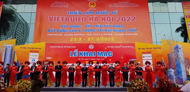 L’exposition Vietbuild Hanoï 2022 réunit plus de 1.000 stands vietnamiens et étrangers - ảnh 1