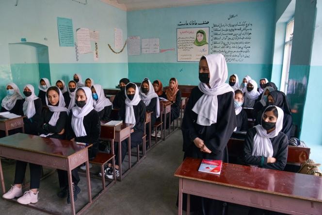 En Afghanistan, les talibans ordonnent la fermeture des collèges et lycées aux filles - ảnh 1