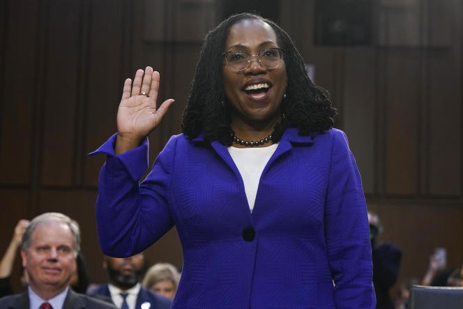 La juge Ketanji Brown Jackson devient la première femme noire confirmée à la Cour suprême américaine - ảnh 1