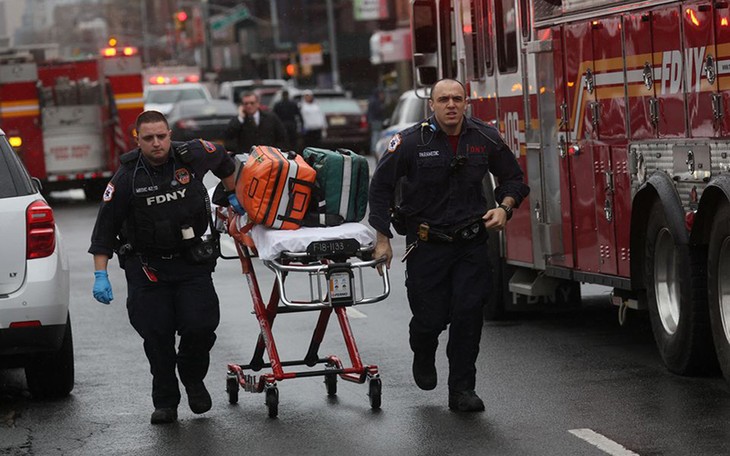 New York: au moins 16 blessés dans une fusillade dans le métro à Brooklyn, des engins explosifs retrouvés - ảnh 1