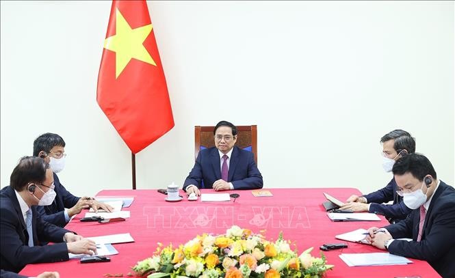 Pham Minh Chinh s’entretient au téléphone avec le président fondateur du WEF - ảnh 1