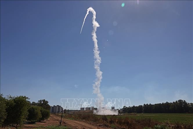Salve de roquettes vers Israël, frappes aériennes sur Gaza - ảnh 1